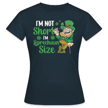 Je ne suis pas petit j’ai la taille de lutin irlandais - T-shirt Femme - marine - Devant - AI Model Female 172 dark (172cm)