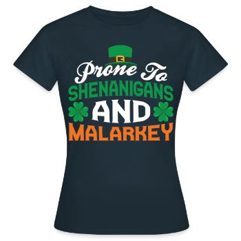 Sensible aux bêtises et aux méfaits Irlande Gaélique Irlandais - T-shirt Femme - marine - Devant - AI Model Female 172 dark (172cm)