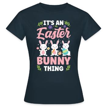 Es Ist Eine Osterhasen Sache Ostern Osterfest - Frauen T-Shirt - Navy - Vorne - AI Model Female 172 dark (172cm)