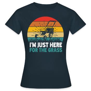 Ich Bin Nur Wegen Des Grases Hier Gras Rasenmähen - Frauen T-Shirt - Navy - Vorne - AI Model Female 172 dark (172cm)