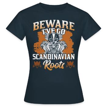 Attention j’ai des racines scandinaves nordiques - T-shirt Femme - marine - Devant - AI Model Female 172 dark (172cm)
