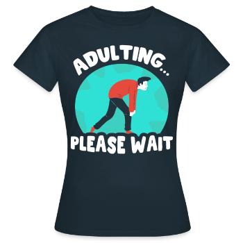 Grandir s’il vous plaît attendre la puberté d’anniversaire - T-shirt Femme - marine - Devant - AI Model Female 172 dark (172cm)