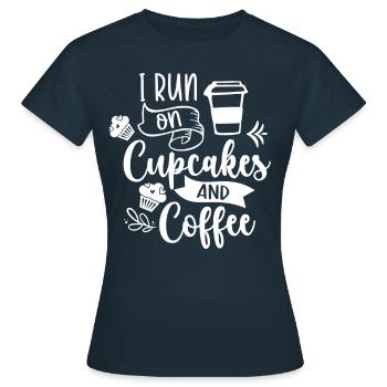 Je cours sur les cupcakes et les cupcakes au café - T-shirt Femme - marine - Devant - AI Model Female 172 dark (172cm)