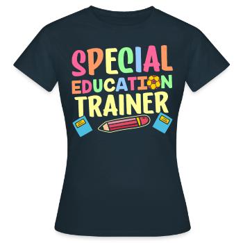 Formateur en éducation de l’enfance en difficulté Enseignant en éducation de l’enfance en difficulté - T-shirt Femme - marine - Devant - AI Model Female 172 dark (172cm)