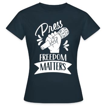 Press freedom is important Press freedom matters - Women's T-Shirt - navy - Front - AI Model Female 172 dark (172cm)