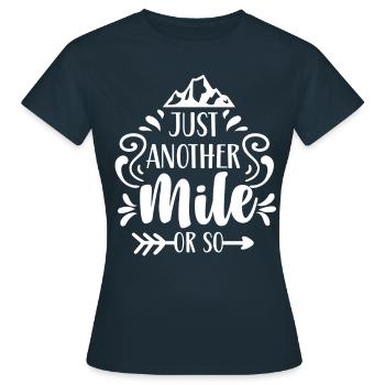 Seulement un mile ou plus randonnée un demi-mile - T-shirt Femme - marine - Devant - AI Model Female 172 dark (172cm)