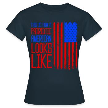 So Sieht Ein Patriotischer Amerikaner Aus USA - Frauen T-Shirt - Navy - Vorne - AI Model Female 172 dark (172cm)