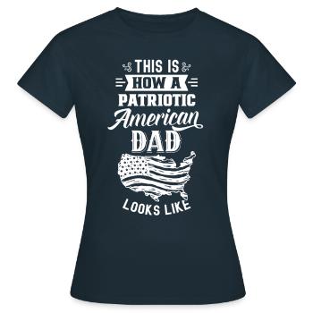 So Sieht Patriotischer Amerikanischer Vater Aus - Frauen T-Shirt - Navy - Vorne - AI Model Female 172 dark (172cm)
