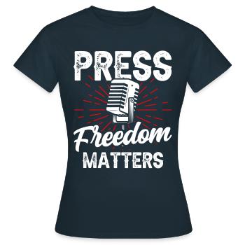 Press freedom is important Press freedom matters - Women's T-Shirt - navy - Front - AI Model Female 172 dark (172cm)