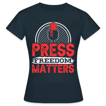 Press freedom is important Press freedom matters - Women's T-Shirt - navy - Front - AI Model Female 172 dark (172cm)
