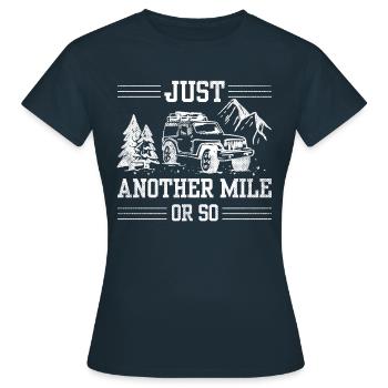 Seulement un mile ou plus randonnée un demi-mile - T-shirt Femme - marine - Devant - AI Model Female 172 dark (172cm)