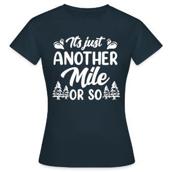 Seulement un mile ou plus randonnée un demi-mile - T-shirt Femme - marine - Devant - AI Model Female 172 dark (172cm)