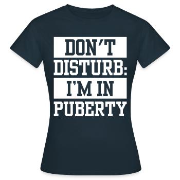 S’il vous plaît ne pas déranger: Je suis dans la puberté - T-shirt Femme - marine - Devant - AI Model Female 172 dark (172cm)
