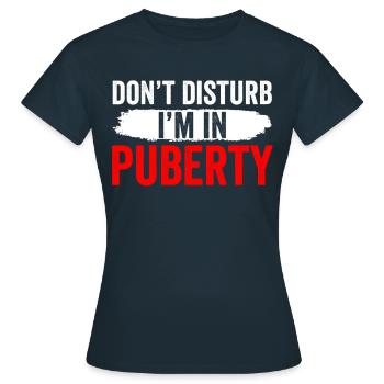 S’il vous plaît ne pas déranger: Je suis dans la puberté - T-shirt Femme - marine - Devant - AI Model Female 172 dark (172cm)