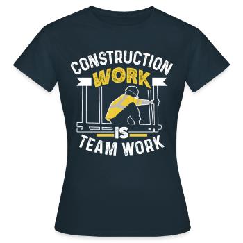 Le travail de construction est un travail d’équipe Travail d’équipe sur chantier - T-shirt Femme - marine - Devant - AI Model Female 172 dark (172cm)