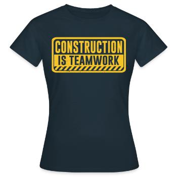 Le travail de construction est un travail d’équipe Travail d’équipe Chantier de construction - T-shirt Femme - marine - Devant - AI Model Female 172 dark (172cm)