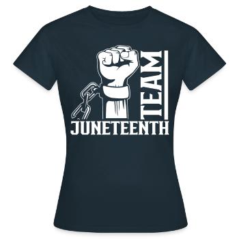 Team Juneteenth African American Black 1865 - Frauen T-Shirt - Navy - Vorne - AI Model Female 172 dark (172cm)