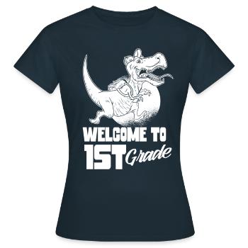Willkommen In Der 1 Klasse Erste Klasse Schulstart - Frauen T-Shirt - Navy - Vorne - AI Model Female 172 dark (172cm)