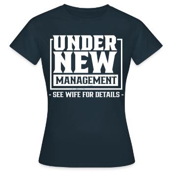 Sous la nouvelle direction Détails voir Pension d’épouse - T-shirt Femme - marine - Devant - AI Model Female 172 dark (172cm)