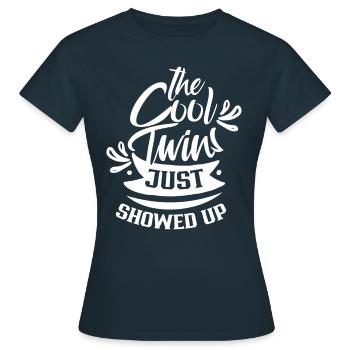 Les jumeaux cool viennent d’apparaître Humour - T-shirt Femme - marine - Devant - AI Model Female 172 dark (172cm)