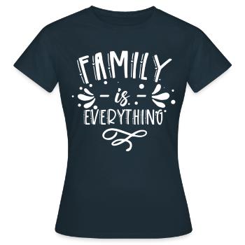 La famille est tous les regroupements familiaux liés - T-shirt Femme - marine - Devant - AI Model Female 172 dark (172cm)