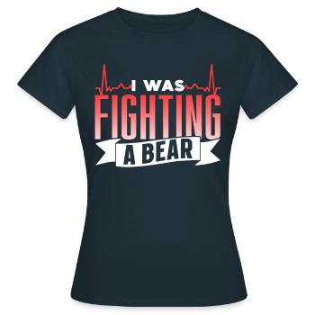 Ich Habe Mit Einem Bären Gekämpft Erholung Patient - Frauen T-Shirt - Navy - Vorne - AI Model Female 172 dark (172cm)