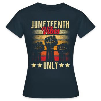Nur Juneteenth Vibes 1865 African American Black - Frauen T-Shirt - Navy - Vorne - AI Model Female 172 dark (172cm)