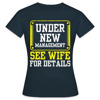 Sous la nouvelle direction, voir Pension d’épouse pour plus de détails - T-shirt Femme - marine - Devant - AI Model Female 172 dark (172cm)