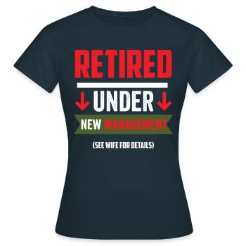 Sous la nouvelle direction, voir Pension d’épouse pour plus de détails - T-shirt Femme - marine - Devant - AI Model Female 172 dark (172cm)