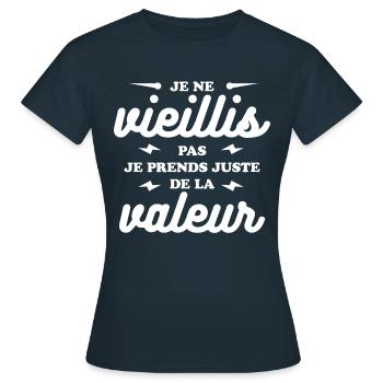 JE NE VIELLIS PAS JE PRENDS DE LA VALEUR - T-shirt Femme - marine - Devant - AI Model Female 172 dark (172cm)
