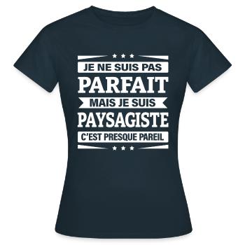 JE SUIS PAYSAGISTE - T-shirt Femme - marine - Devant - AI Model Female 172 dark (172cm)