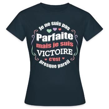 VICTOIRE PARFAITE - PRENOM VICTOIRE - T-shirt Femme - marine - Devant - AI Model Female 172 dark (172cm)