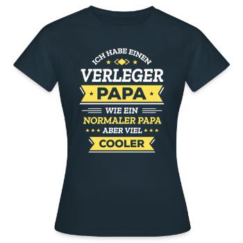 VERLEGER PAPA: COOL, VATERTAG, WEIHNACHTEN - Frauen T-Shirt - Navy - Vorne - AI Model Female 172 dark (172cm)