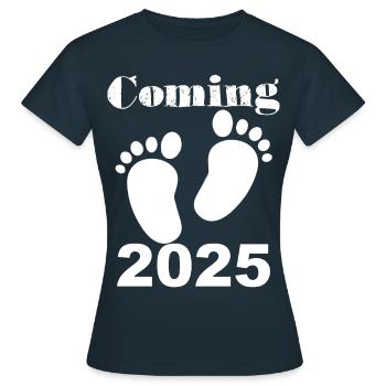 Bébé arrive en 2025, future maman en 2025, pieds de bébé - T-shirt Femme - marine - Devant - AI Model Female 172 dark (172cm)