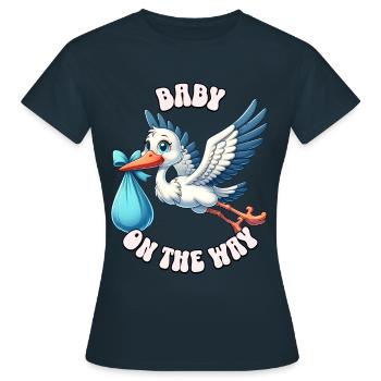 Werdende Mutter Storch bringt die schöne Nachricht - Frauen T-Shirt - Navy - Vorne - AI Model Female 172 dark (172cm)