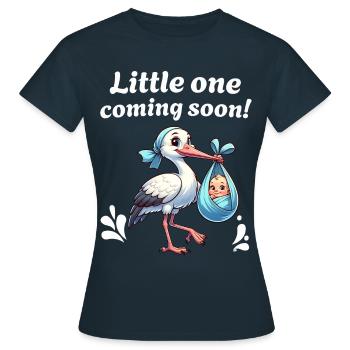 Werdende Mutter Storch bringt die schöne Nachricht - Frauen T-Shirt - Navy - Vorne - AI Model Female 172 dark (172cm)