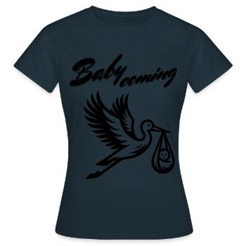 Werdende Mutter Storch bringt die schöne Nachricht - Frauen T-Shirt - Navy - Vorne - AI Model Female 172 dark (172cm)