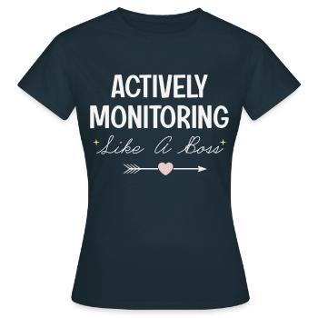 Surveillance active Surveillance active Fun - T-shirt Femme - marine - Devant - AI Model Female 172 dark (172cm)