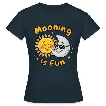 Sonnenfinsternis Lustiges Mondfahren Die Sonne macht Spaß - Frauen T-Shirt - Navy - Vorne - AI Model Female 172 dark (172cm)