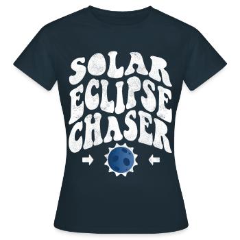 Chasseur d’éclipse solaire blanc - T-shirt Femme - marine - Devant - AI Model Female 172 dark (172cm)