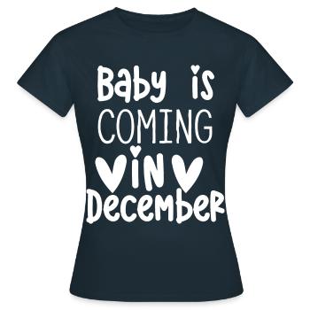 Baby kommt im Dezember zur Welt - Frauen T-Shirt - Navy - Vorne - AI Model Female 172 dark (172cm)