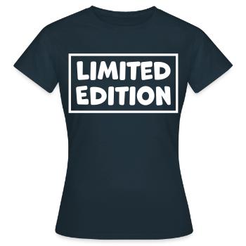 Limited Edition Selten Seltenheit - Frauen T-Shirt - Navy - Vorne - AI Model Female 172 dark (172cm)