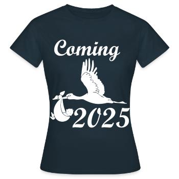 Bébé arrive en 2025, la cigogne amène le bébé en 2025 - T-shirt Femme - marine - Devant - AI Model Female 172 dark (172cm)