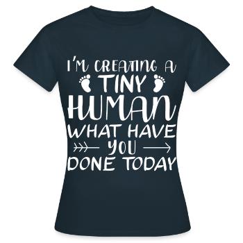 Ich mache ein Baby - Frauen T-Shirt - Navy - Vorne - AI Model Female 172 dark (172cm)