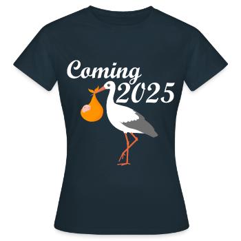 Bébé arrive en 2025, Cigogne amène le bébé, Maman arrive en 2025 - T-shirt Femme - marine - Devant - AI Model Female 172 dark (172cm)