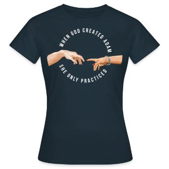 Adams Création Édition féministe - T-shirt Femme - marine - Devant - AI Model Female 172 dark (172cm)