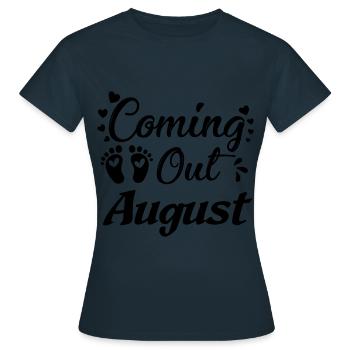Schwanger Baby kommt August - Frauen T-Shirt - Navy - Vorne - AI Model Female 172 dark (172cm)