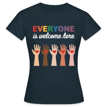 Willkommen: Herzen für Vielfalt - Frauen T-Shirt - Navy - Vorne - AI Model Female 172 dark (172cm)