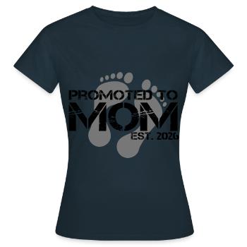 Förderung Zur Mama Est. 2026 Fußabdrücke - Frauen T-Shirt - Navy - Vorne - AI Model Female 172 dark (172cm)