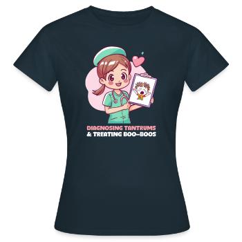 Maman infirmière diagnostiquant les crises de colère et traitant les bobos - T-shirt Femme - marine - Devant - AI Model Female 172 dark (172cm)